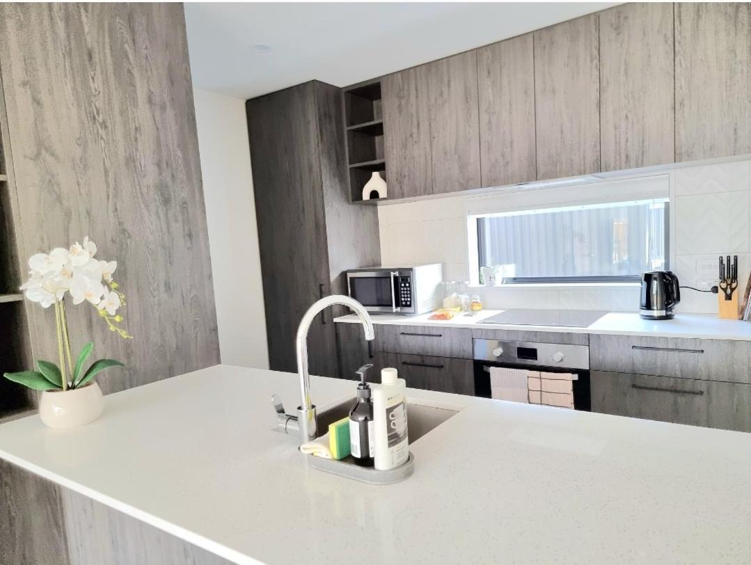 クライストチャーチ Addington Townhouse With Carpark 8Mins Walk To Hagley Park Southヴィラ エクステリア 写真